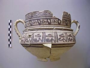 Jarrita. Cerámica modelada a torno, con decoración esgrafiada y pintada de tema geométrico y epigráfico: 