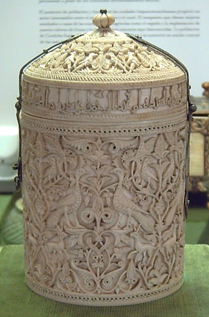Bote de Zamora. Regalo que el califa al-Hakam II obsequió a Subh en el año 962. Museo Arqueológico Nacional. Madrid.