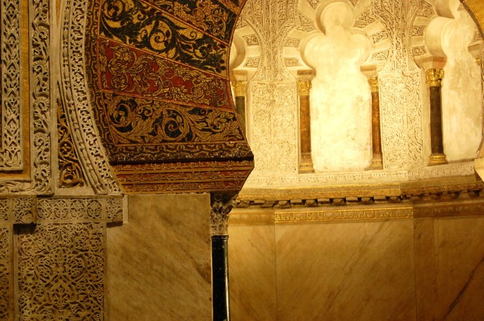 Inscripción epigráfica que alude a Ŷa’far, en el miḥrāb de la mezquita de Córdoba. 